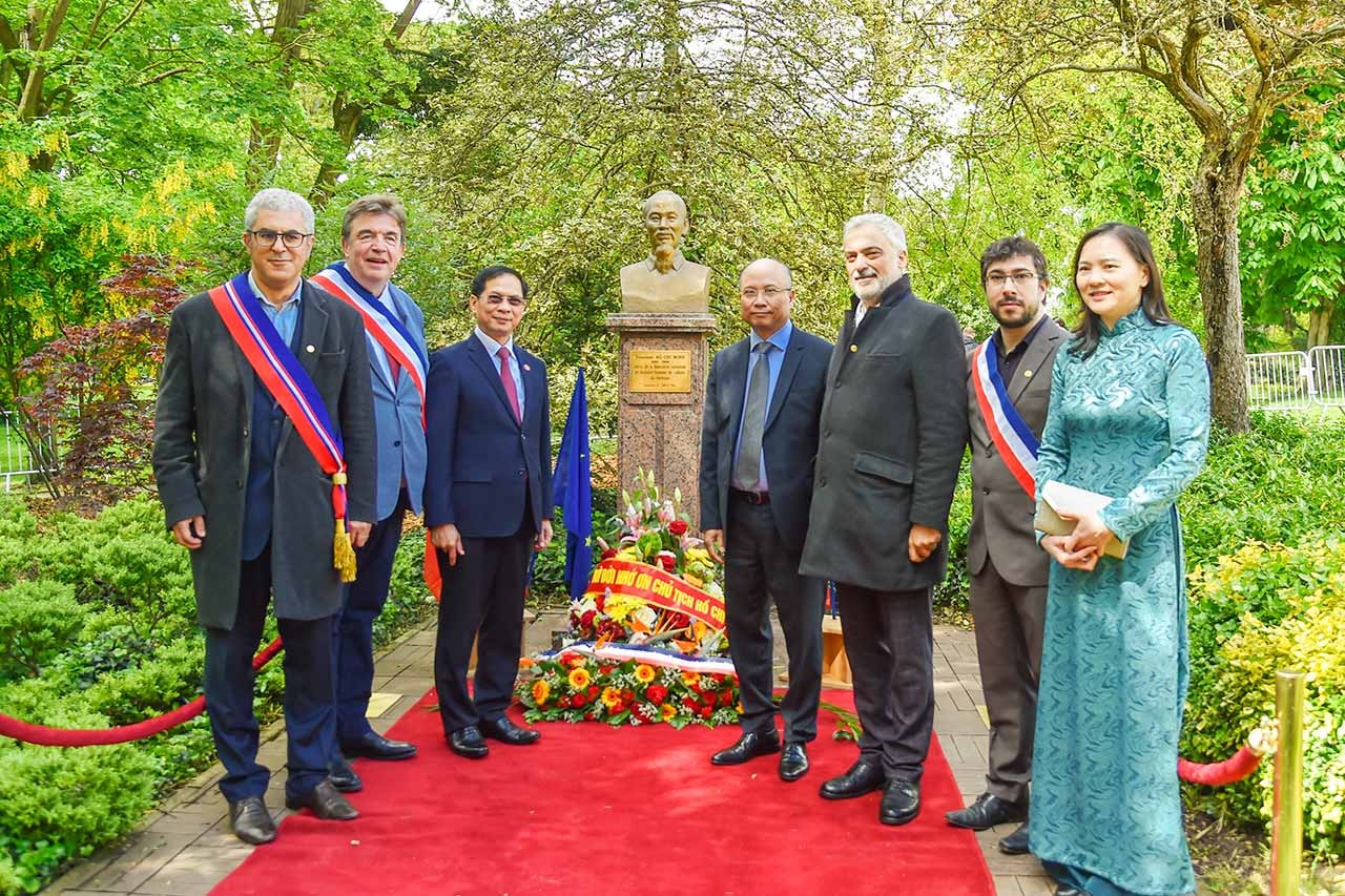 Nhân dịp kỷ niệm 134 năm ngày sinh của Chủ tịch Hồ Chí Minh (19/5/1890-19/5/2024), ngày 3/5, Bộ trưởng Ngoại giao Bùi Thanh Sơn đã đến dâng hoa tại Tượng đài Bác Hồ trong công viên Montreau và gặp mặt đại diện cộng đồng, sinh viên, hội hữu nghị và bạn bè 