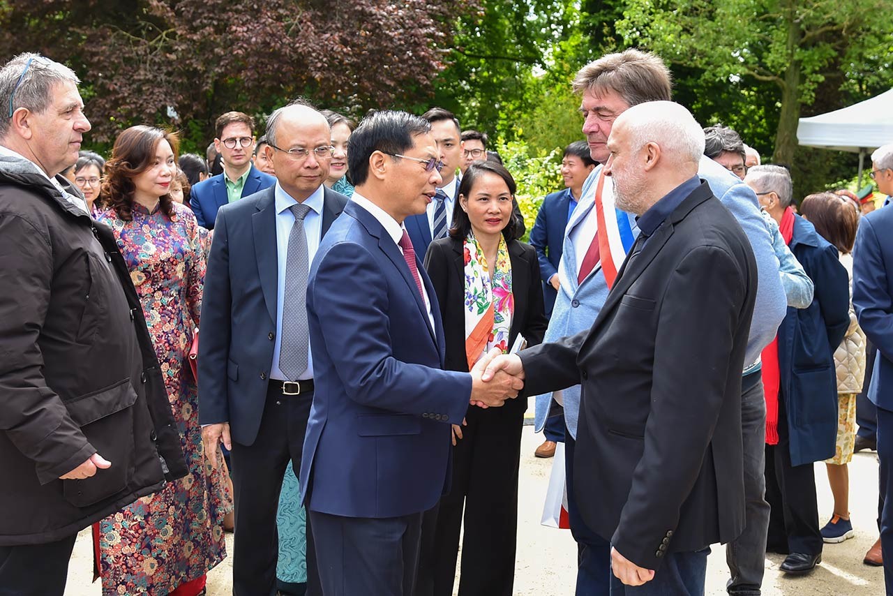 Bộ trưởng bày tỏ cảm kích khi đến thăm thành phố Montreuil và trước nghĩa cử của chính quyền và những người bạn của thành phố trong việc lưu giữ những tài liệu và kỷ vật quý báu của Chủ tịch Hồ Chí Minh tại Bảo tàng Lịch sử sống Montreuil.