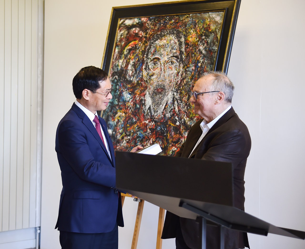 Bộ trưởng Ngoại giao Bùi Thanh Sơn tặng sách cho Giáo sư Sử học Alain Ruscio.