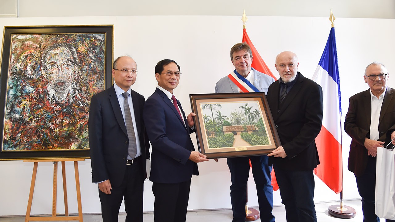 Bộ trưởng Ngoại giao Bùi Thanh Sơn tặng quà lưu niệm cho ông Eric Lafon, Giám đốc Bảo tàng Lịch sử sống Montreuil.
