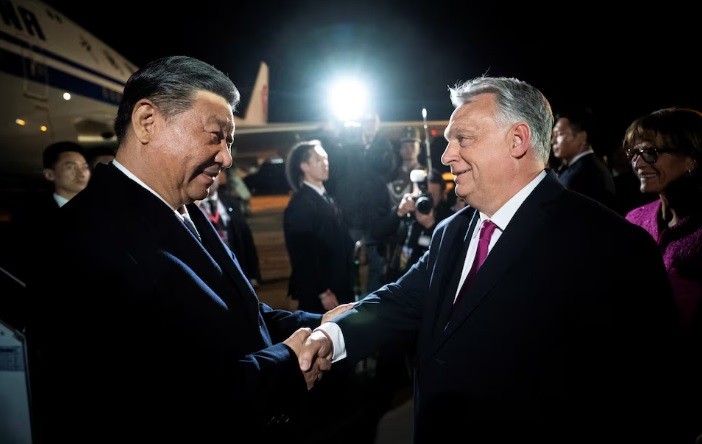 Thủ tướng Hungary Viktor Orban chào đón Chủ tịch Trung Quốc Tập Cận Bình tại Sân bay Quốc tế Ferenc Liszt ở Budapest, Hungary, ngày 8 tháng 5 năm 2024. Reuters