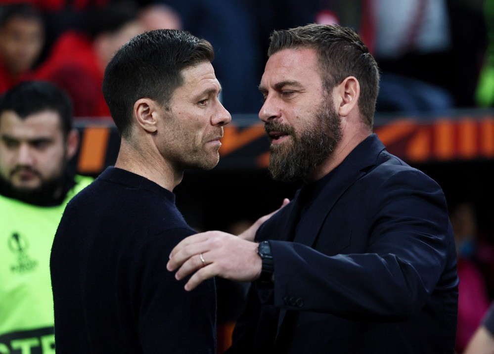 HLV Xabi Alonso và HLV De Rossi bắt tay trước trận đấu.