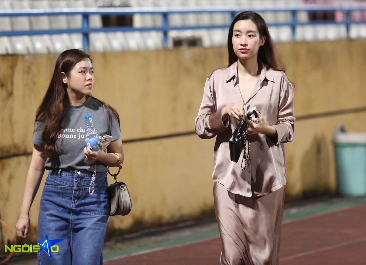 Hoa hậu Đỗ Mỹ Linh từ khán đài xuống đường piste sân Hàng Đẫy sau trận đấu giữa Hà Nội FC và Thể Công Viettel ở vòng 17 V-League 2023/24.