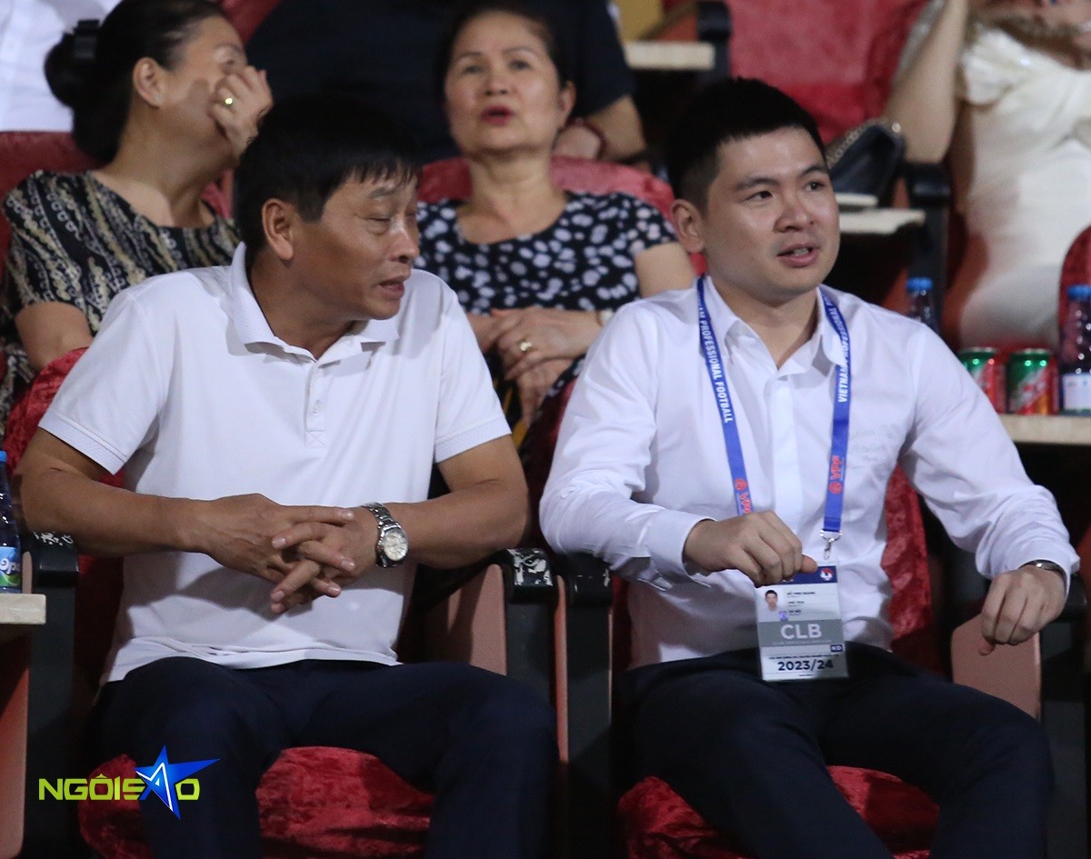 Trước đó, Mỹ Linh không ngồi cạnh ông xã Đỗ Vinh Quang khi trận đấu bắt đầu. Cô vào sân muộn để tránh gây chú ý với truyền thông.