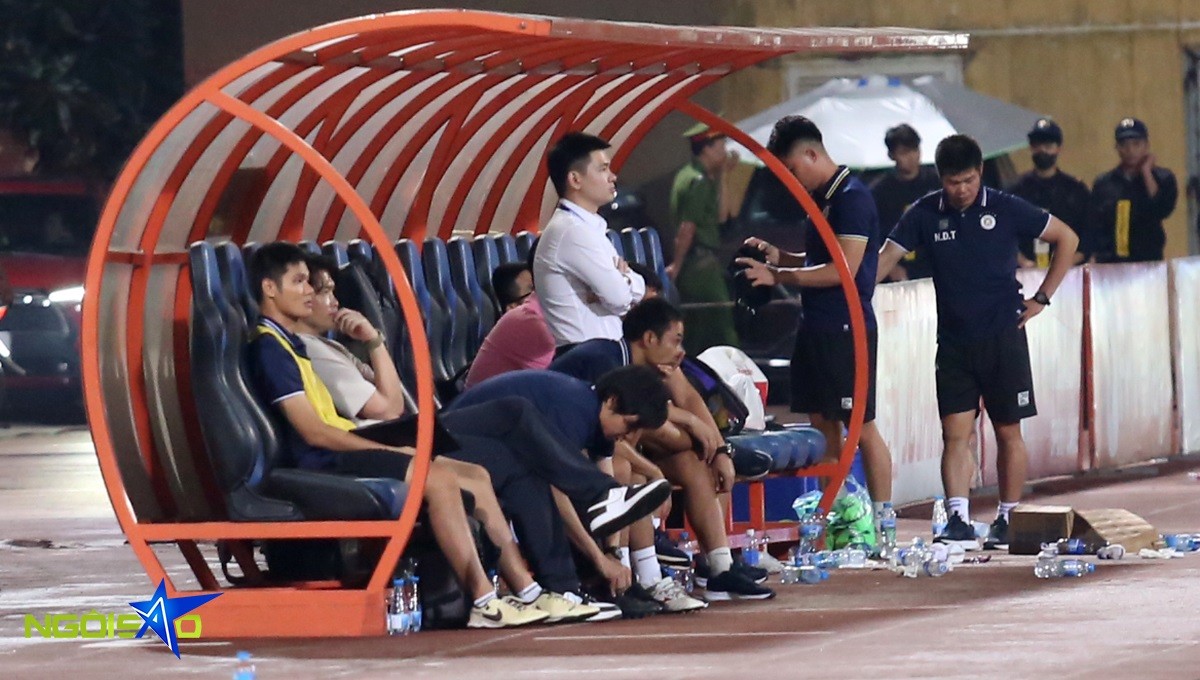 Ông xã Đỗ Mỹ Linh đứng bần thần trong khu kỹ thuật sau khi trò chuyện với đội bóng. Trong 4 trận gần nhất tại V-League, Hà Nội FC chỉ giành được một trận thắng, còn lại là hai trận thua và một trận hòa.