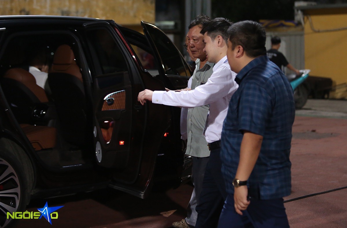 Doanh nhân Đỗ Vinh Quang lên xe cùng Đỗ Mỹ Linh rời sân Hàng Đẫy.
