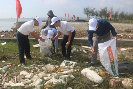 Lãnh đạo Sở Tài nguyên và Môi trường tỉnh Thái Bình tham gia hưởng ứng ngày Môi trường thế giới tại xã Đông Minh (Tiền Hải). (Ảnh: Sở Tài nguyên và Môi trường tỉnh Thái Bình) Lãnh đạo Sở Tài nguyên và Môi trường tỉnh Thái Bình tham gia hưởng ứng ngày Môi trường thế giới tại xã Đông Minh (Tiền Hải). (Ảnh: Sở Tài nguyên và Môi trường tỉnh Thái Bình)
