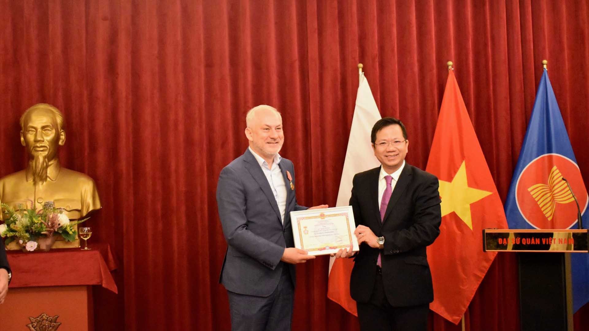 Trao Huân chương Hữu nghị  tặng Hạ nghị sĩ Grzegorz Bernard Napieralski, Chủ tịch Nhóm Nghị sĩ hữu nghị Ba Lan-Việt Nam