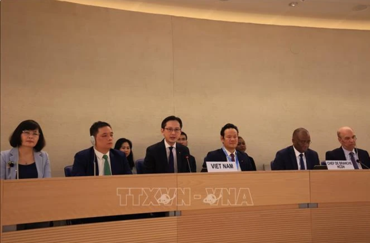 Deputy Foreign Minister Do Hung Viet (third from left) speaks at the UPR session adopting Vietnam national report (Photo broadcast by VNA)