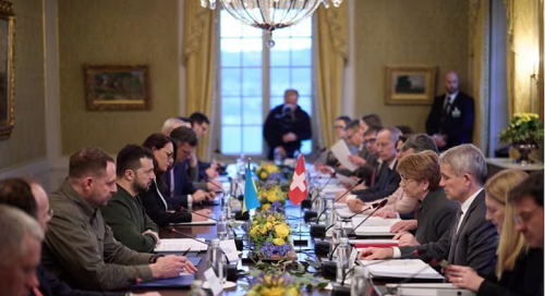 Tổng thống Thụy Sĩ Viola Amherd hội đàm với Tổng thống Zelensky tại Bern hồi đầu tháng 5 về việc tổ chức Hội nghị Thượng đỉnh Hòa bình cho Ukraine. Ảnh: Reuters