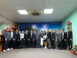 Đại sứ quán Việt Nam tại Tanzania làm việc với công ty Viettel Tanzania