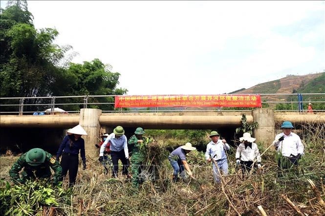 Vietnamese and Chinese localities collaborate to cleanse border river