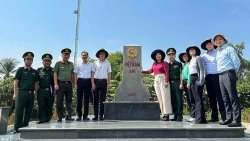 Đoàn công tác Bộ Ngoại giao thăm và làm việc với ba tỉnh Đồng bằng sông Cửu Long về công tác đối ngoại, người Việt