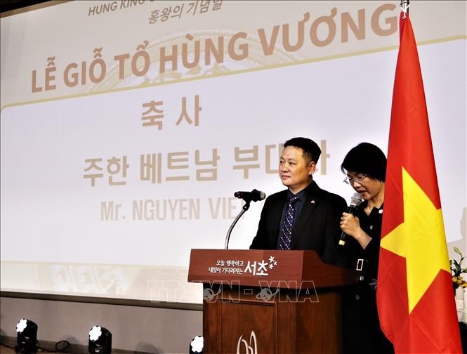 Phó Đại sứ Nguyễn Việt Anh phát biểu tại buổi lễ. Ảnh: Khánh Vân - TTXVN tại Hàn QuốcLần đầu tiên sự kiện Giỗ Tổ Hùng Vương được tổ chức tại Hàn Quốc