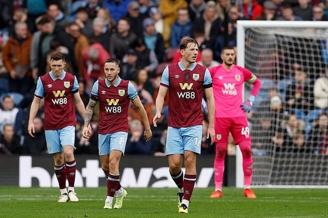 Burnley xuống hạng Championship sau khi để thua Tottenham với tỷ số 1-2 (Nguồn: Getty).