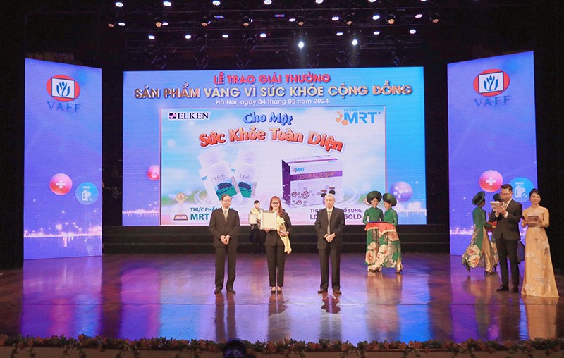 Bà Hoàng Ngọc Thúy - Phó Tổng Giám Đốc Elken International Việt Nam nhận giải “Sản Phẩm Vàng vì Sức Khỏe Cộng Cồng’ tại sự kiện.