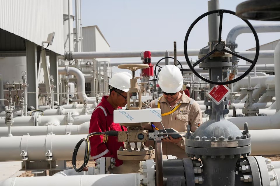 Công nhân làm việc tại mỏ dầu Majnoon gần Basra, Iraq, ngày 12 tháng 5 năm 2023. REUTERS/Essam Al-Sudani/File photo Quyền cấp phép mua hàng Công nhân làm việc tại mỏ dầu Majnoon gần Basra, Iraq, ngày 12 tháng 5 năm 2023. REUTERS/Essam Al-Sudani/File photo Quyền cấp phép mua hàng