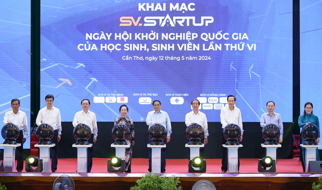 Thủ tướng và các đại biểu thực hiện nghi thức khai mạc Ngày hội Khởi nghiệp Quốc gia của học sinh, sinh viên lần thứ VI. (Nguồn: VGP News)
