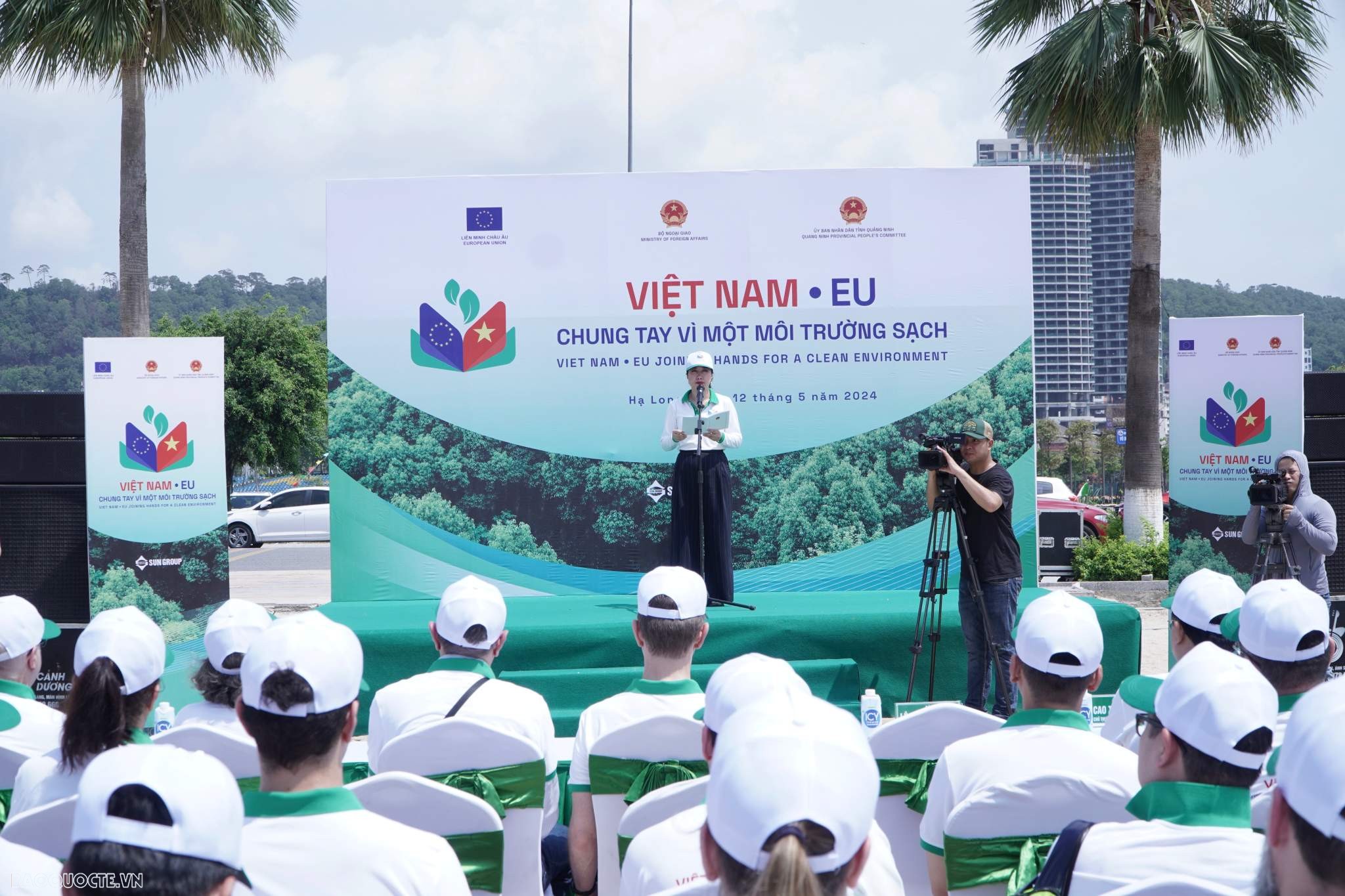 Ngày châu Âu tại Việt Nam: Hàng trăm người cùng nhau làm sạch môi trường biển