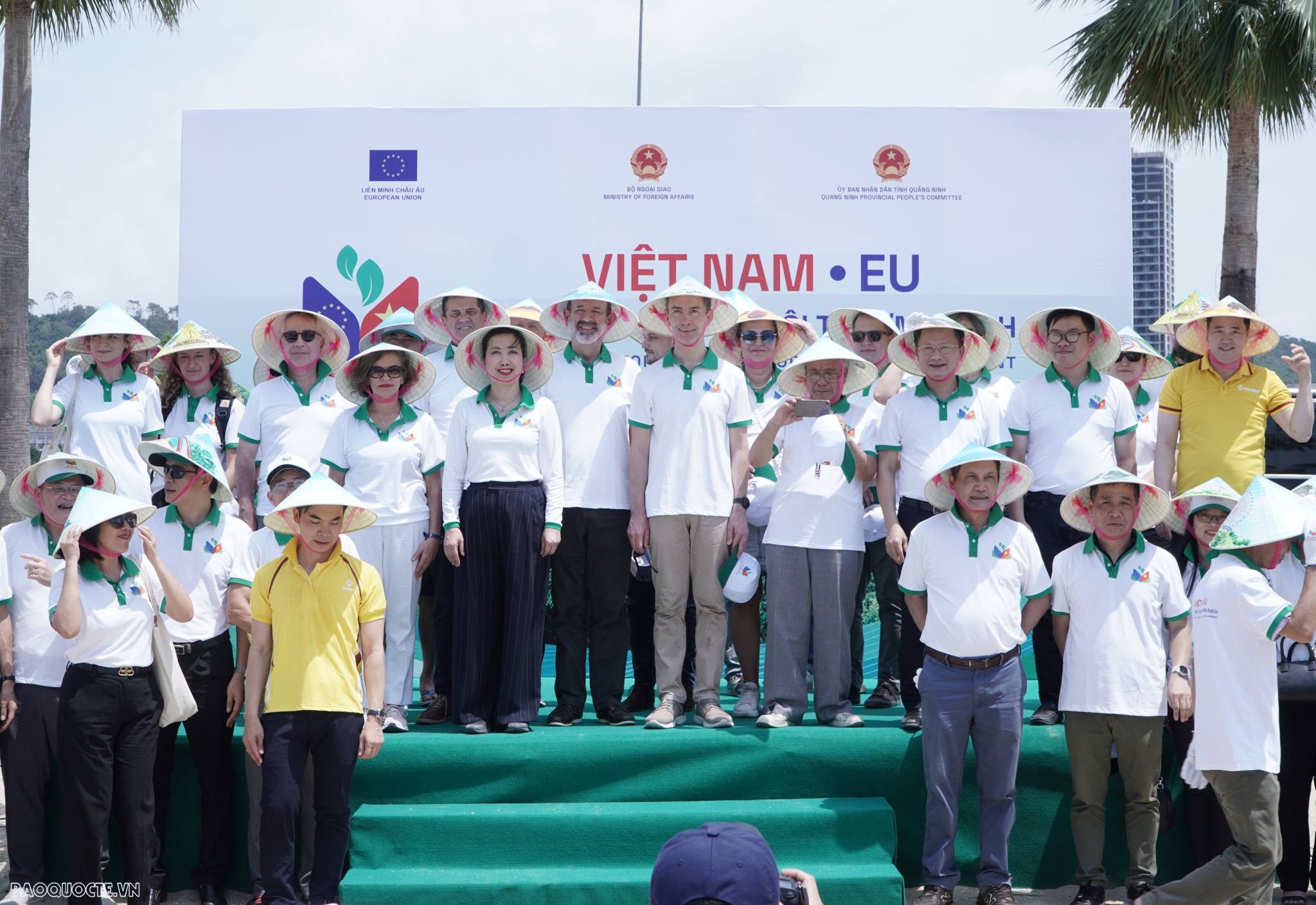 Ngày châu Âu tại Việt Nam: Hàng trăm người cùng nhau làm sạch môi trường biển