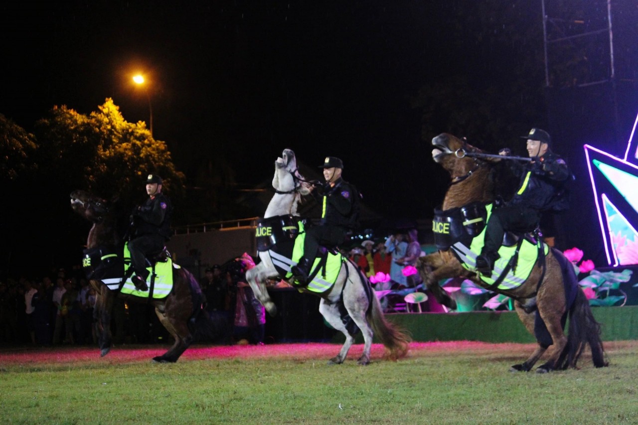 Khai mạc Lễ hội Làng Sen 2024: Mãn nhãn với màn biểu diễn của Đoàn Cảnh sát cơ động kỵ binh