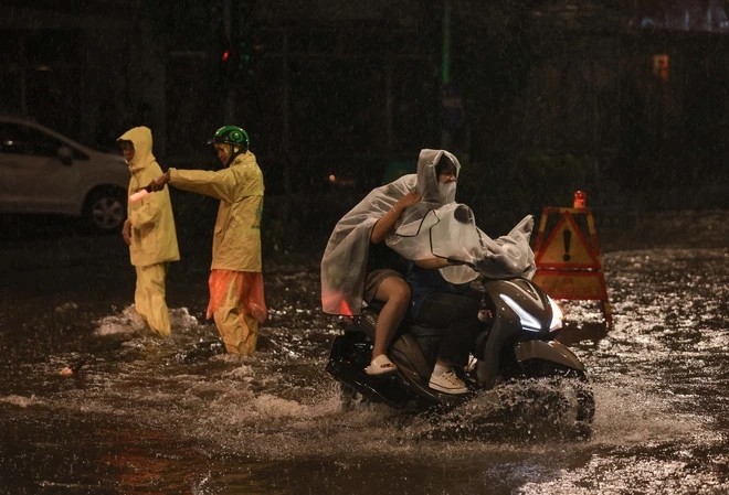 Nhiều tuyến đường Hà Nội ‘biến thành sông’ sau trận mưa lớn kéo dài chiều nay