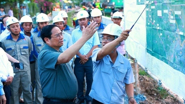 PM Pham Minh Chinh inspects transport infrastructure, climate change response projects in Can Tho