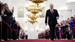 Ảnh ấn tượng (6-12/5): Nga nói ‘sự lựa chọn là của phương Tây’, Moscow sẵn sàng đối thoại; diễu binh kỷ niệm 70 năm Chiến thắng Điện Biên Phủ