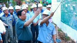 PM Pham Minh Chinh inspects transport infrastructure, climate change response projects in Can Tho