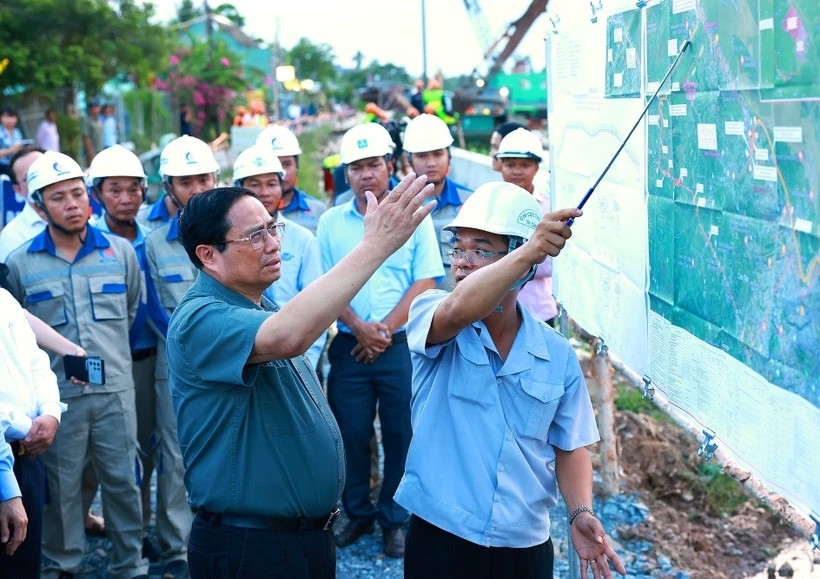 Prime Minister Pham Minh Chinh is reported with the progress of the anti-erosion embankment project on the Tra Noc River in Binh Thuy district, Can Tho city on May 12. (Photo: VNA)