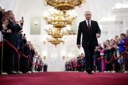 Ảnh ấn tượng (6-12/5): Diễu binh kỷ niệm 70 năm Chiến thắng Điện Biên Phủ, Nga nói ‘sự lựa chọn là của phương Tây’, Moscow sẵn sàng đối thoại
