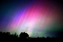Hình ảnh Bắc cực quang ảo diệu trên bầu trời Bắc bán cầu do bão Mặt trời