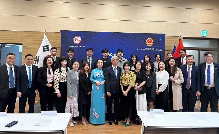 Lãnh đạo TP. Hồ Chí Minh trao tặng tủ sách tiếng Việt cho cộng đồng người Việt tại Hàn Quốc