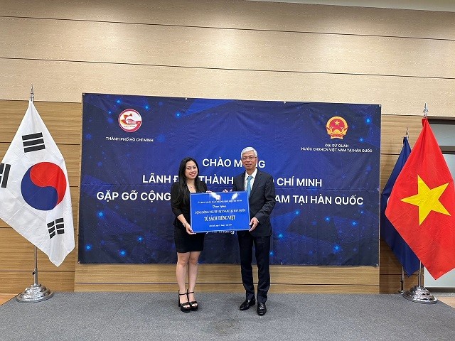 Lãnh đạo TP. Hồ Chí Minh trao tặng tủ sách tiếng Việt cho cộng đồng người Việt tại Hàn Quốc