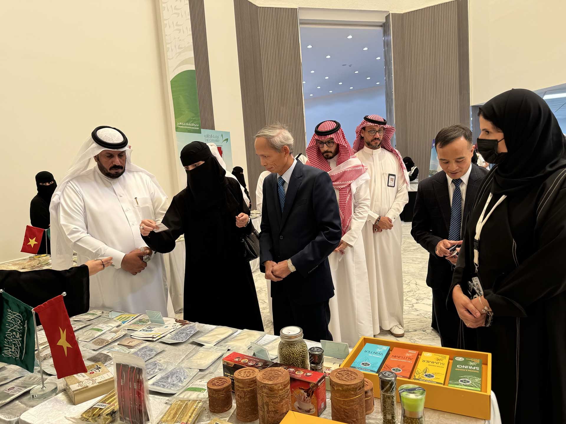 Đoàn công tác Đại sứ quán Việt Nam tại Saudi Arabia thăm, làm việc tại tỉnh Taif và thúc đẩy hoạt động ngoại giao kinh tế