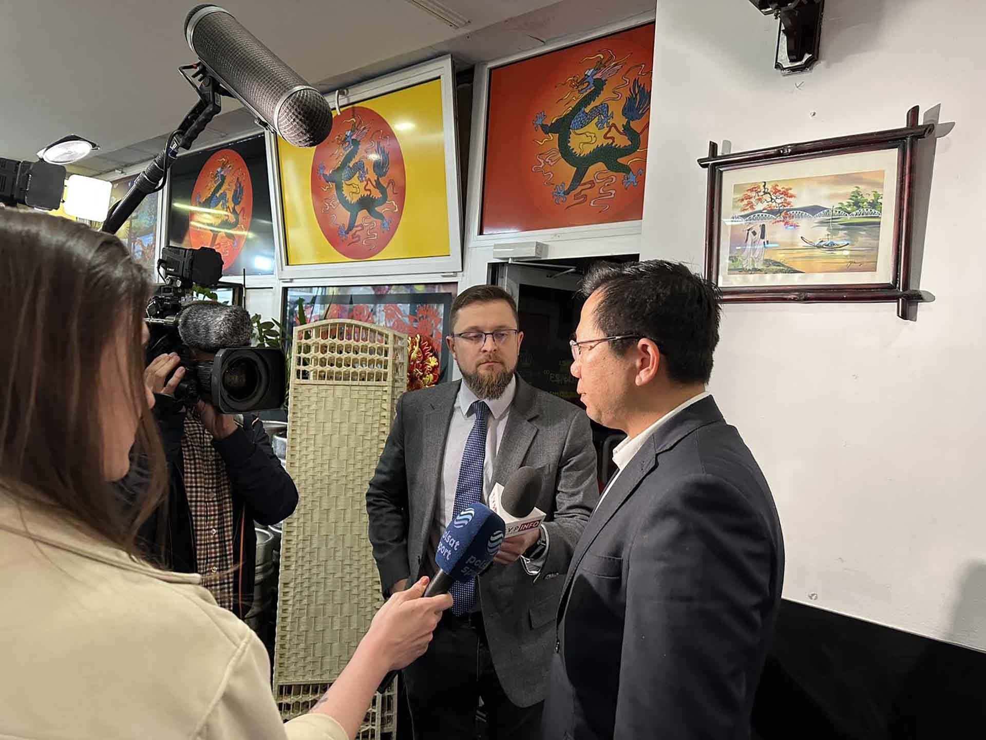 Đại sứ Hà Hoàng Hải trả lời phỏng vấn một số kênh báo chí, truyền hình Ba Lan đến đưa tin về buổi làm việc. 