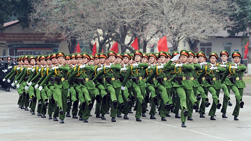 Bộ trưởng Bộ Công an có quyền quyết định nâng lương đối với chức vụ, chức danh nào?