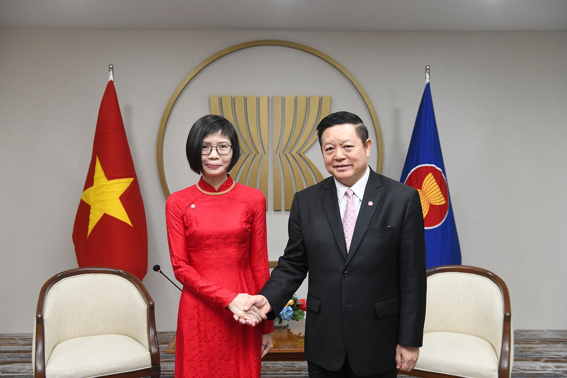 Đại sứ Tôn Thị Ngọc Hương và Tổng Thư ký ASEAN Kao Kim Hourn.