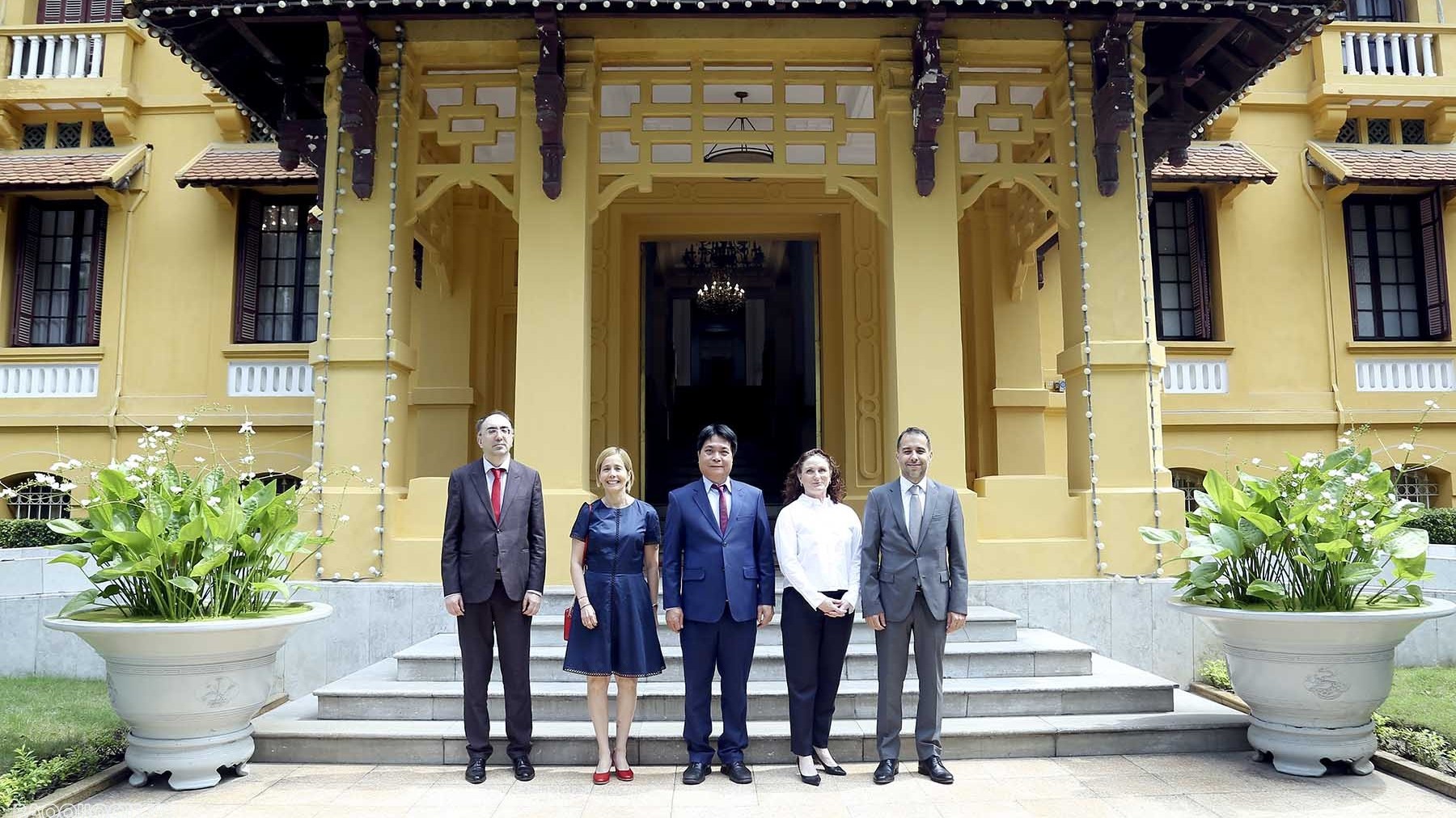 Cục trưởng Cục Lễ tân Nhà nước tiếp nhận bản sao Thư ủy nhiệm bổ nhiệm Đại sứ Peru tại Việt Nam