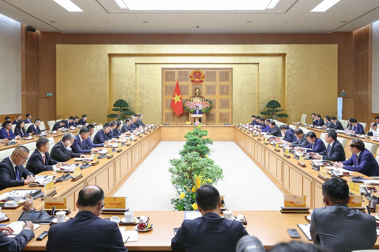Thủ tướng Phạm Minh Chính chủ trì cuộc tọa đàm với các doanh nghiệp Trung Quốc tiêu biểu trong lĩnh vực phát triển kinh tế xanh, kinh tế số. (Nguồn: VGP News)