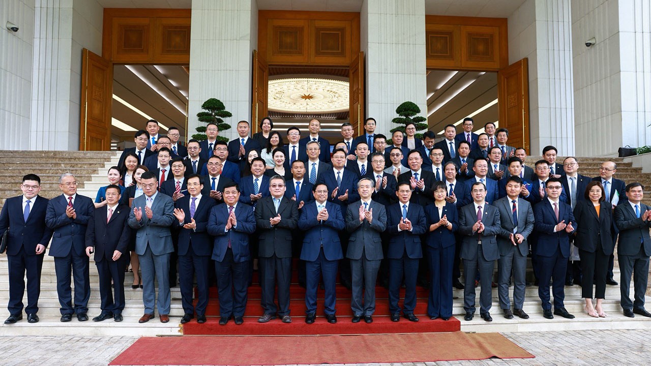 Thủ tướng Phạm Minh Chính chủ trì cuộc tọa đàm với các doanh nghiệp Trung Quốc tiêu biểu trong lĩnh vực phát triển kinh tế xanh, kinh tế số. (Nguồn: VGP News)