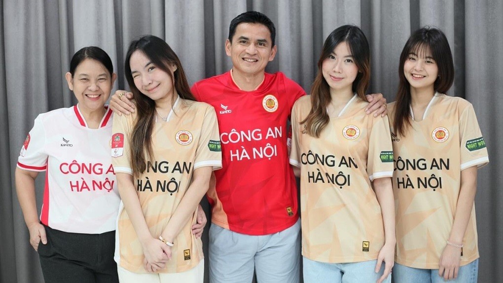Gia đình HLV Kiatisuk mặc áo thi đấu chụp ảnh, tri ân CLB Công an Hà Nội