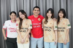 Gia đình HLV Kiatisuk mặc áo thi đấu chụp ảnh, tri ân CLB Công an Hà Nội