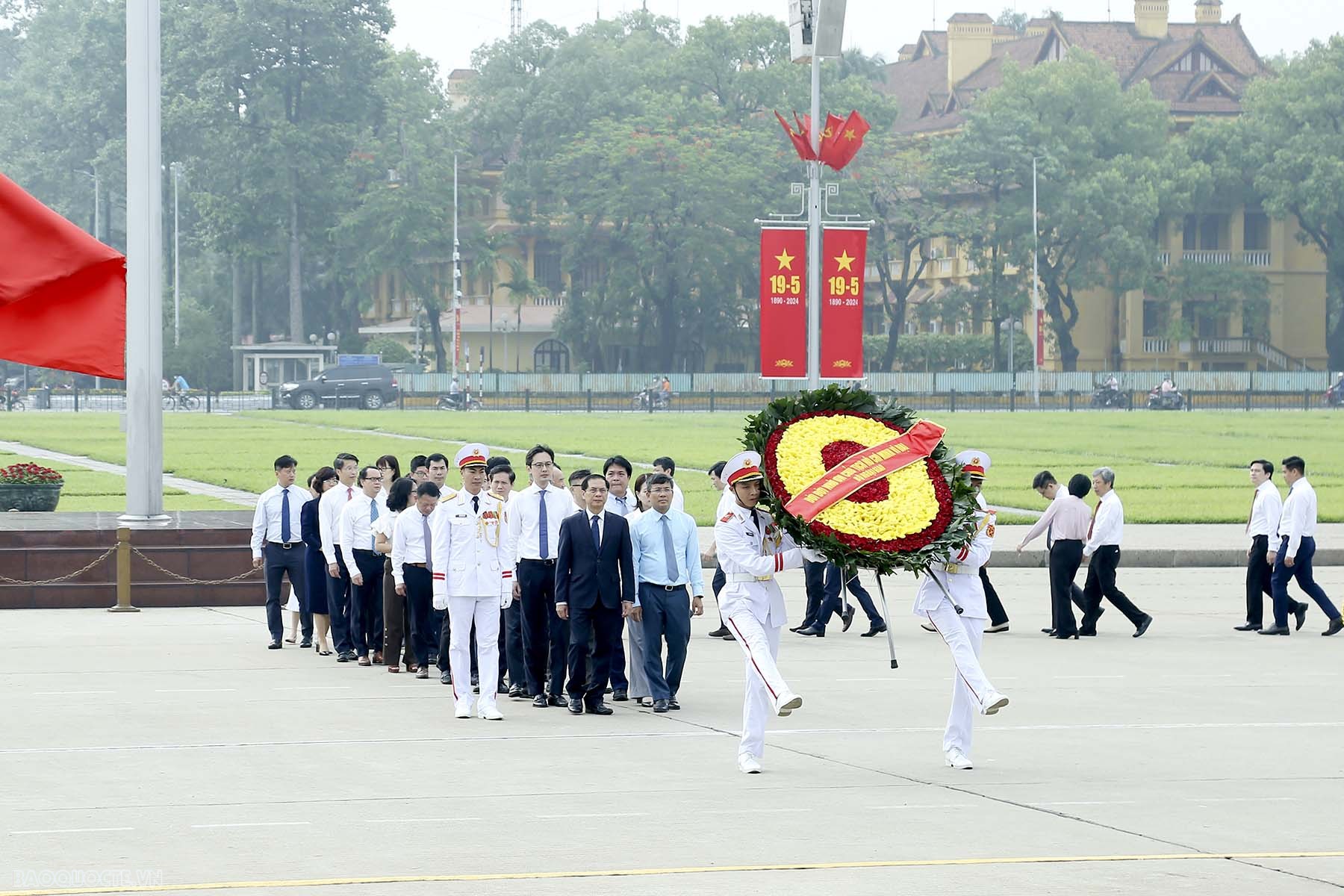 Bộ trưởng Ngoại giao Bùi Thanh Sơn dẫn đầu Đoàn đại biểu Bộ Ngoại giao; các đồng chí Thứ trưởng Thường trực Ngoại giao Nguyễn Minh Vũ, Thứ trưởng Ngoại giao Đỗ Hùng Việt, Nguyễn Minh Hằng, Phạm Thanh Bình; các đồng chí Trợ lý Bộ trưởng và thủ trưởng các đ