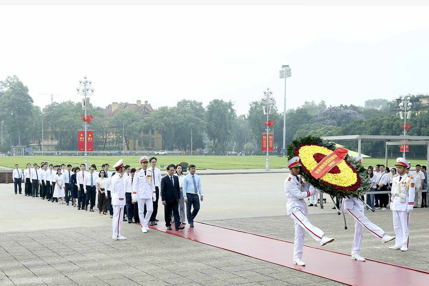 Đoàn Bộ Ngoại giao vào Lăng viếng Bác nhân kỷ niệm 134 năm Ngày sinh Chủ tịch Hồ Chí Minh
