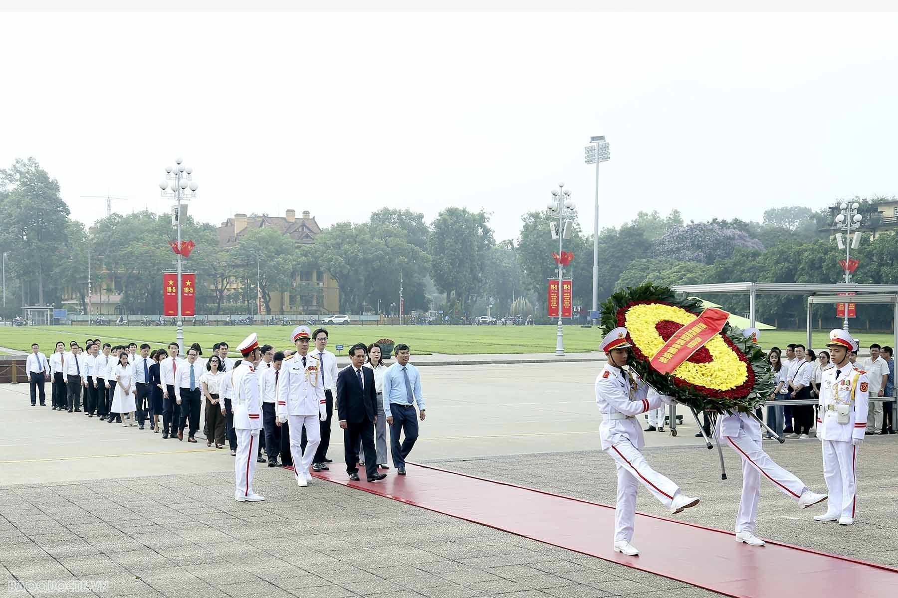 Foreign Ministry delegation laid wreath at President Ho Chi Minh's Mausoleum