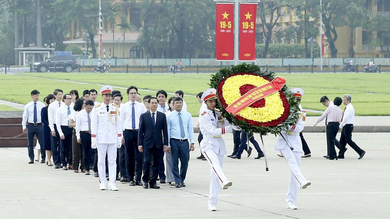 Đoàn Bộ Ngoại giao vào Lăng viếng Bác nhân kỷ niệm 134 năm Ngày sinh Chủ tịch Hồ Chí Minh