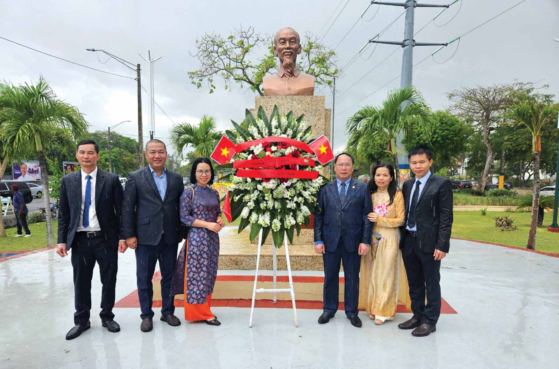 Đoàn đại biểu Việt Nam dự Lễ khánh thành tôn tạo tượng đài Chủ tịch Hồ Chí Minh tại Quảng trường Hồ Chí Minh ở thủ đô Santo Domingo, Cộng hoà Dominica, ngày 20/4. (Nguồn: Vụ Ngoại giao văn hóa và UNESCO, Bộ Ngoại giao)