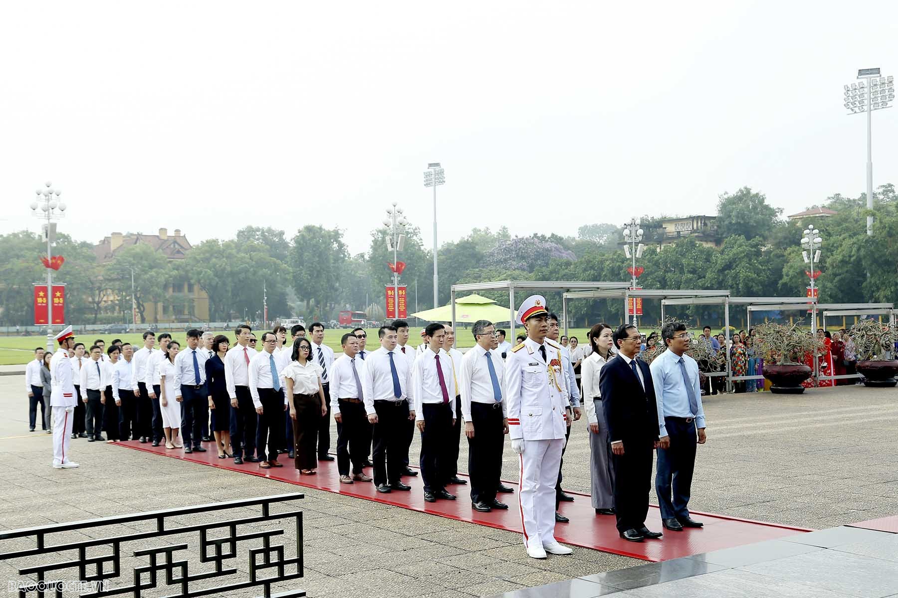 Trong không khí trang nghiêm, Đoàn đã bày tỏ lòng thành kính, biết ơn sâu sắc đến công lao to lớn của Chủ tịch Hồ Chí Minh - Vị anh hùng giải phóng dân tộc, nhà văn hóa kiệt xuất, vị lãnh tụ thiên tài của Đảng và Nhân dân Việt Nam. Không chỉ vậy, Hồ Chí M