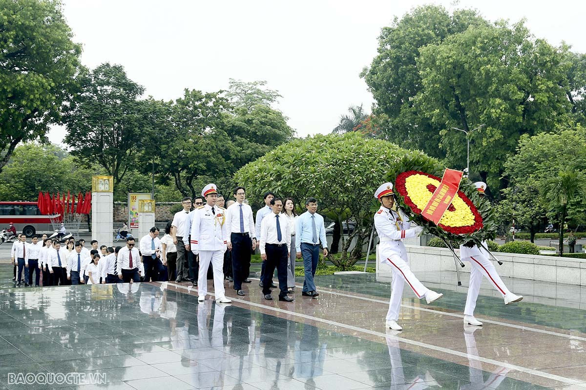 Foreign Ministry delegation laid wreath at President Ho Chi Minh's Mausoleum